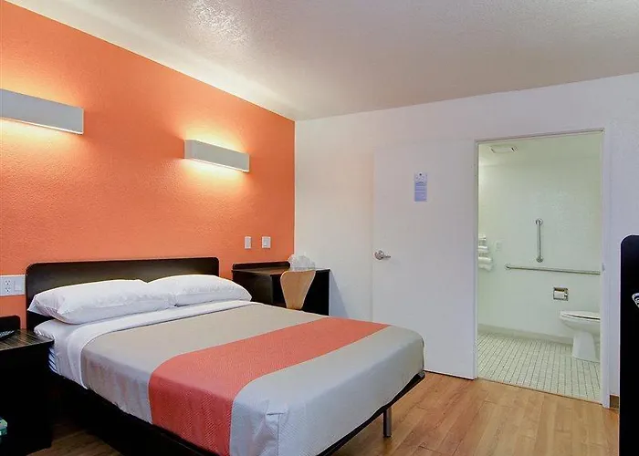 6 Old Town Fashion Square Hotel 3*