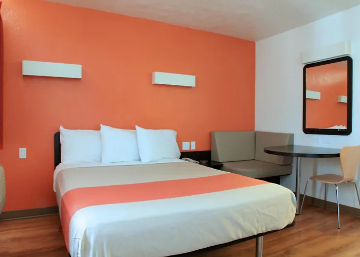 6 Old Town Fashion Square Hotel