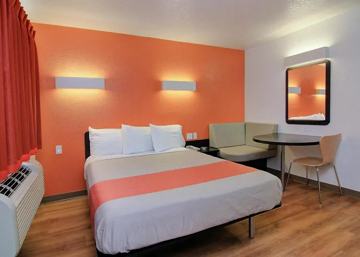 6 Old Town Fashion Square Hotel 3*