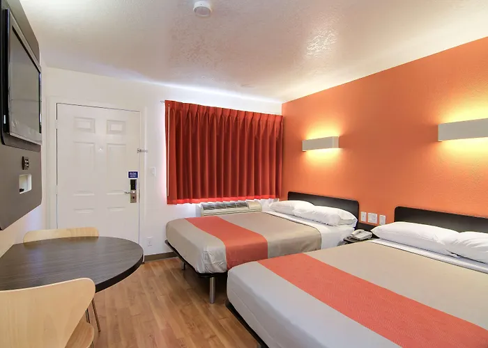 Hotel 6 Old Town Fashion Square Scottsdale
