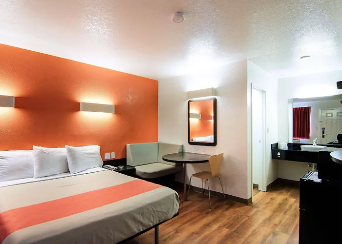 Hotel 6 Old Town Fashion Square Scottsdale