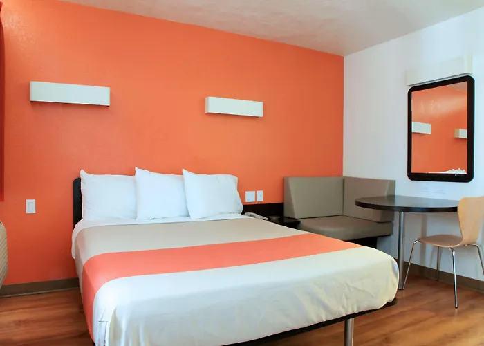 Hotel 6 Old Town Fashion Square 3*