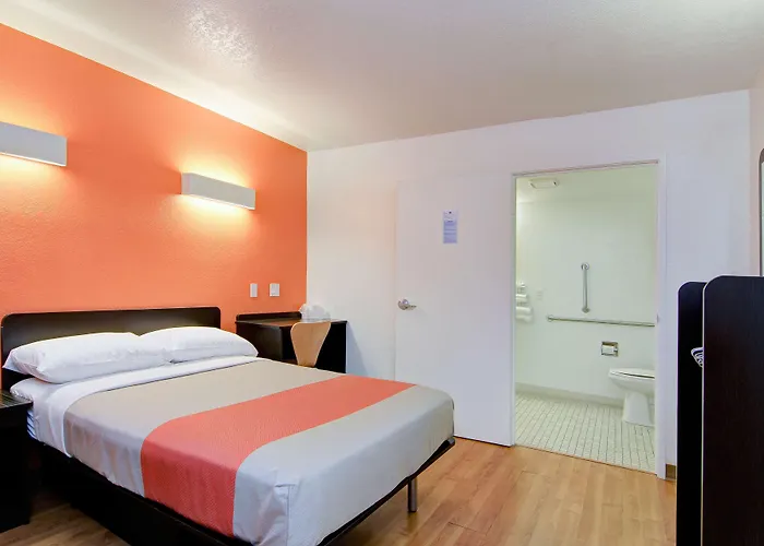 6 Old Town Fashion Square Hotel